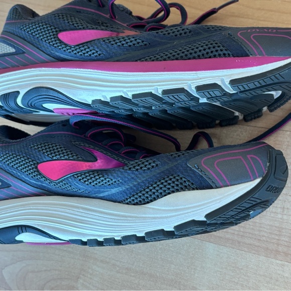 Brooks women’s running shoe 9.5 M - Picture 7 of 7